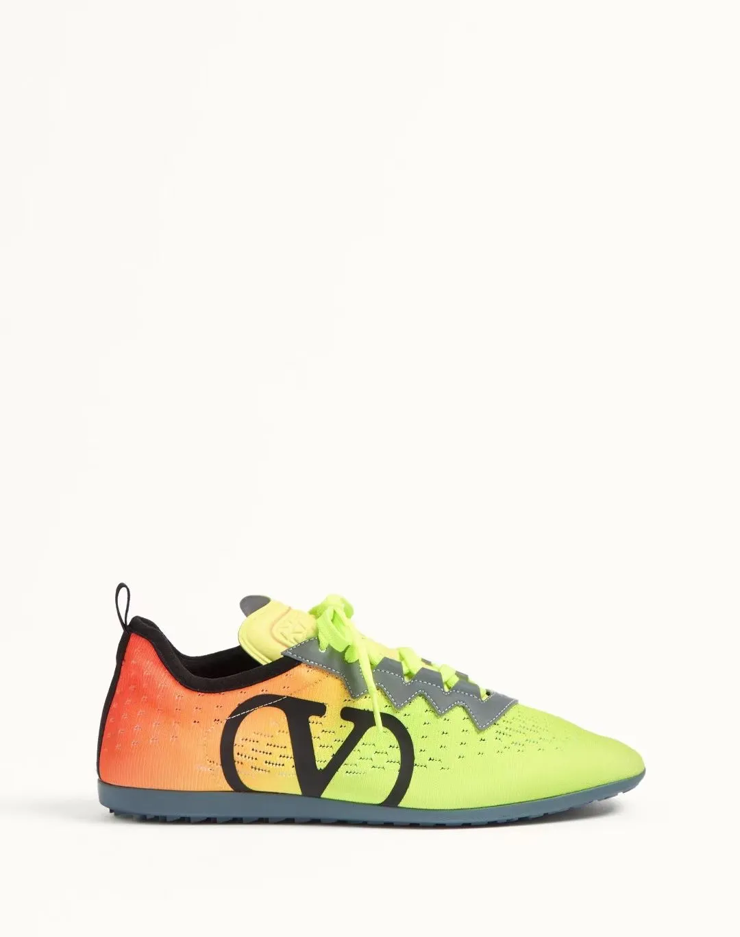 Men's Men's Shoes 💰620 VALENTINO 🌹🌹🌹2025 Valentino's latest spring sneakers! The counter 🔥 recommends RUNBOOT, which is lightweight and comfortable. It has a multi-functional design that integrates blue sneakers, running shoes, and fashionable sneakers to create a cool on-foot effect. ♥️♥️Fashionable sneakers that are sought after by many popular celebrities and fashion influencers♥️♥️. 👉All-round original 1:1 high-end production 👉Fabrics: Two options: delicate, soft and comfortable eyelet lambskin and high-end technical fabrics 👍Super soft suede special lining inside 👍Outsole wear-resistant TPU material 👍Full set of original counter packaging